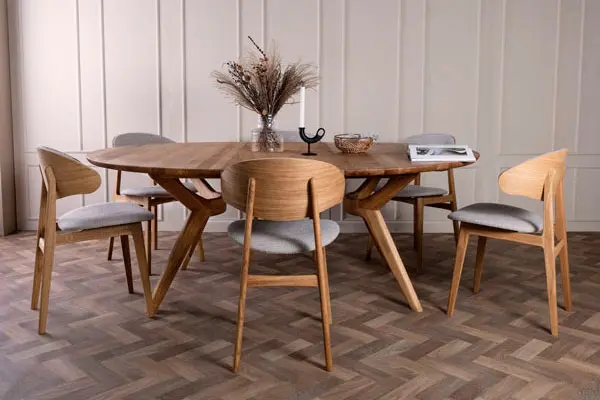 Kristensen Amelia pöytä ja Ram Wood tuolit