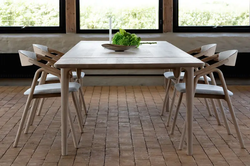 Kristensen Floating ruokapöytä ja Veifa tuolit