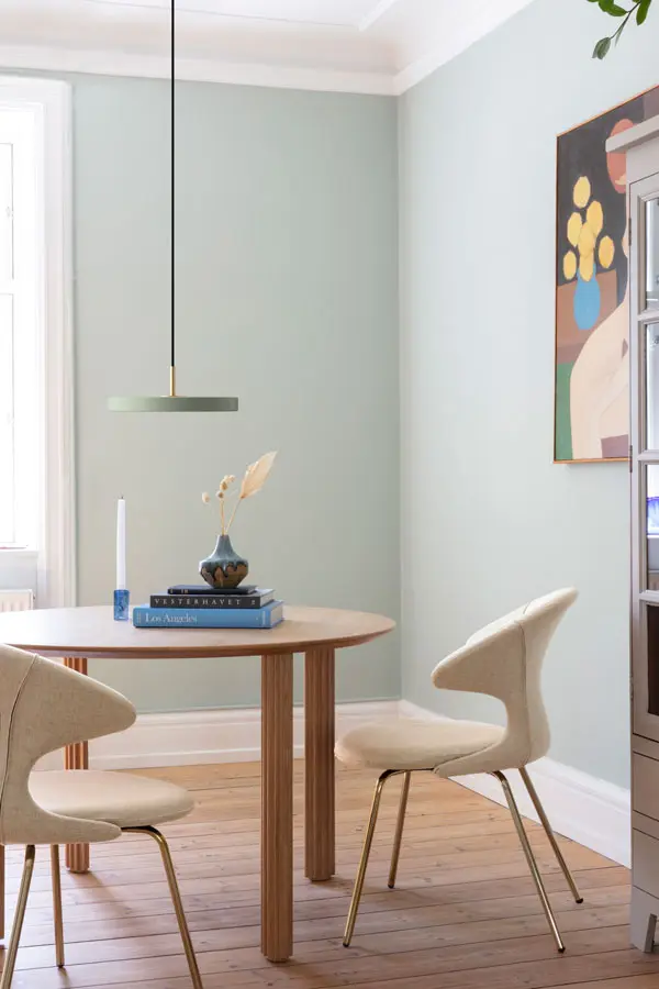 Pöytä Comfort Circle ja tuolit Time Flies