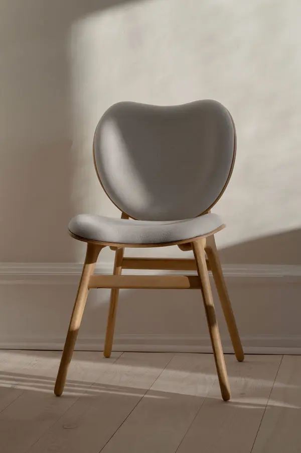 Tuoli A Conversation Piece