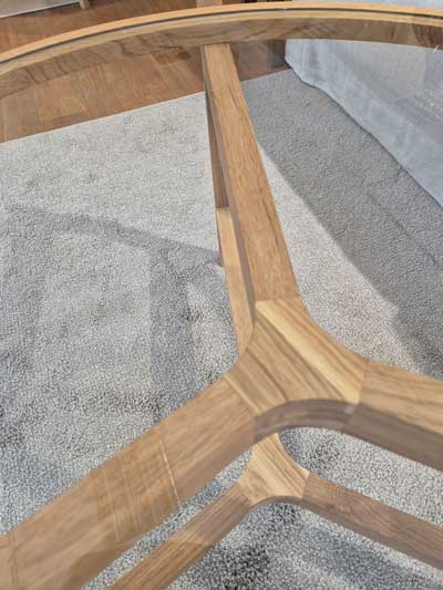 Pyöreä sohvapöytä Optic lasikannella, tammi C4