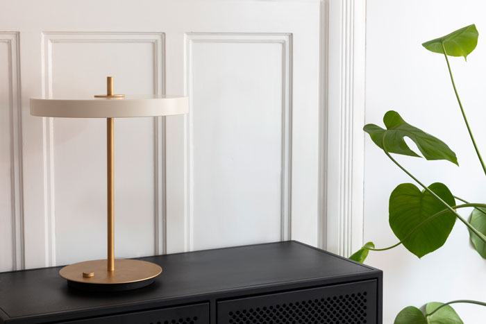 Pöytävalaisin Asteria, Pearl White