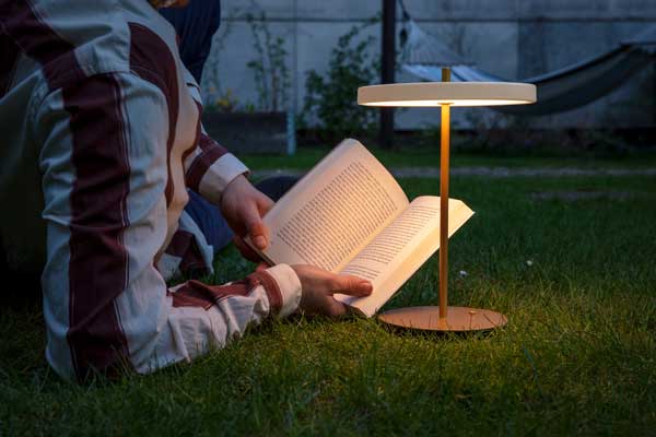 Ladattava pöytävalaisin Asteria Move, Pearl White