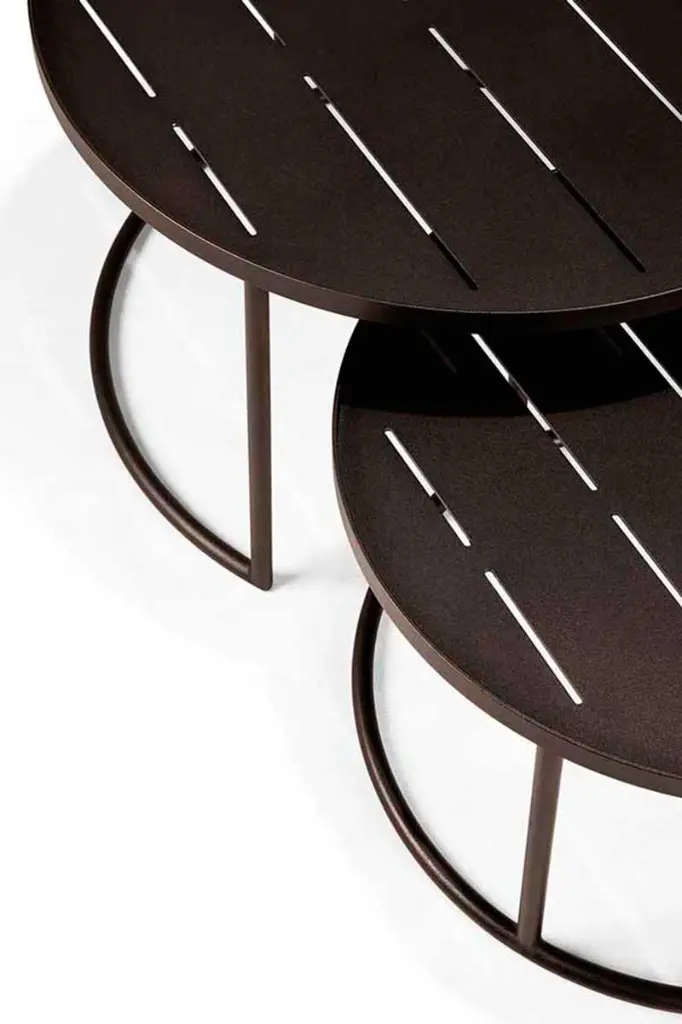30009_Outdoor_tray_coffee_table_set_aluminium_Dark_Bronze_round_S_L_det01_cut_web.webp