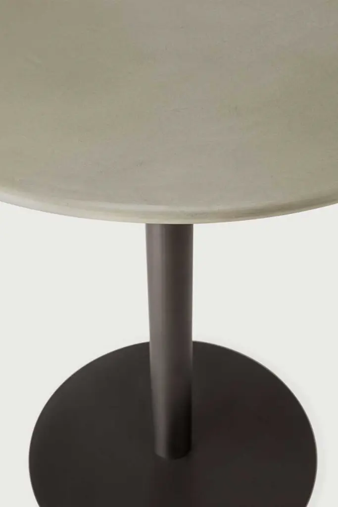 product_wf_60141_Blend_outdoor_dining_table_varnished_concrete_top_Light_Grey_Dark_Bronze_base_round_det01_web.webp
