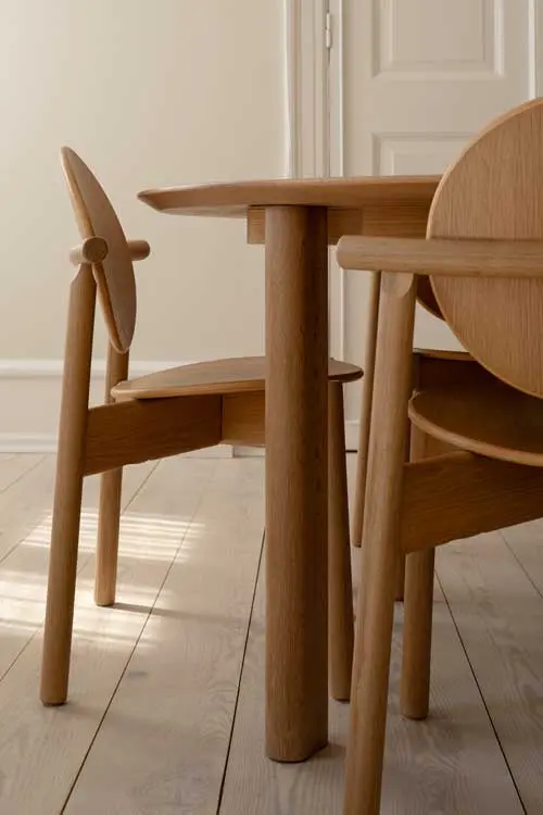 UMAGE_lifestyle_Heiko_dining-chair_oak_Comfort-Circle_with-extension_oak_(6).webp