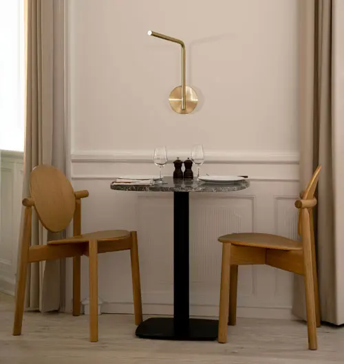 UMAGE_lifestyle_Omni-Pivot_brass_Heiko_oak_Gather_café-table_emperador_(1).webp