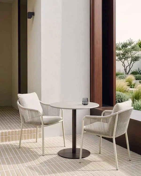 60221_Capitan_outdoor_dining_chair_Oyster_60141_Blend_outdoor_dining_table_concrete_Light_Grey_WEB.webp