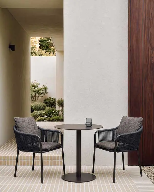 60222_Capitan_outdoor_dining_chair_Dark_Brown_60131_Blend_outdoor_dining_table_concrete_Dark_Bronze_WEB.webp
