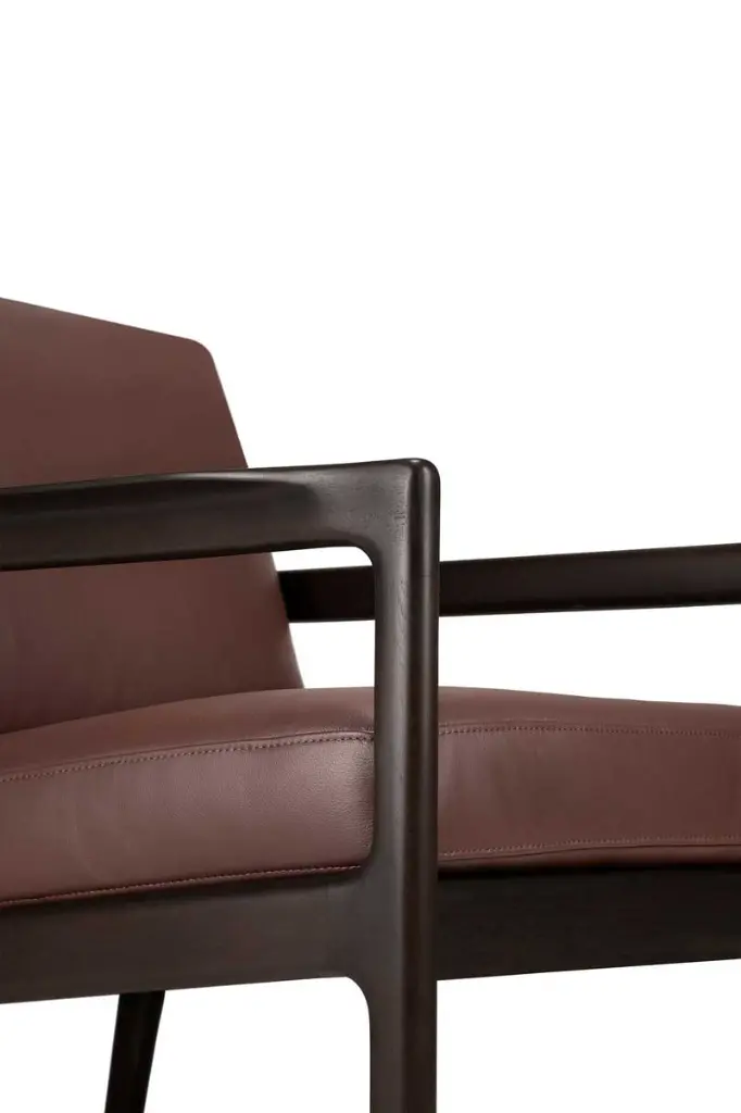 35106_Jack_lounge_chair_varnished_mahogany_dark_brown_Burgundy_leather_det04_cut_WEB.webp