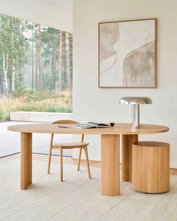 Spring_50795_Boomerang_desk_oak_50073_Bok_dining_chair_oak_50047_Roller_Max_side_table_oak_WEB.webp