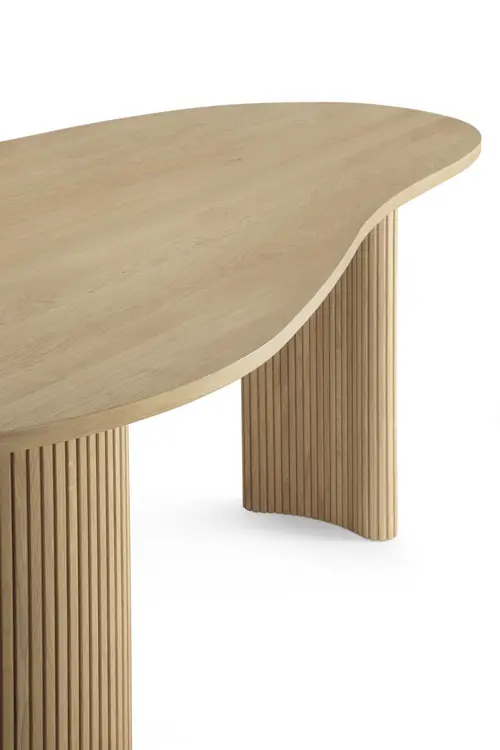 50795_Boomerang_desk_varnished_oak_pebble_shape_det02_cut_WEB.webp
