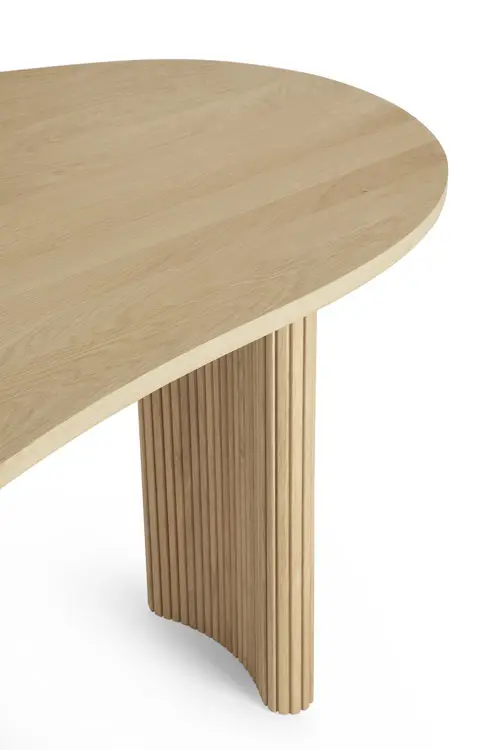 50795_Boomerang_desk_varnished_oak_pebble_shape_det01_cut_WEB.webp