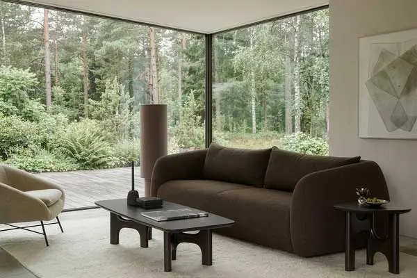 Spring_35096_35097_Flow_side_table_Rose_Brown_2140_Figur_chocolate_20135_Barrow_lounge_chair_21755_Dunes_rug_Sand_WEB.webp