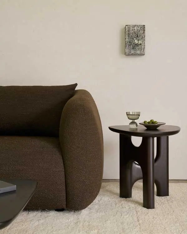 21405_Figur_sofa_Chocolate_35096_Flow_side_table_Rose_Brown_21755_Dunes_rug_Sand_WEB.webp