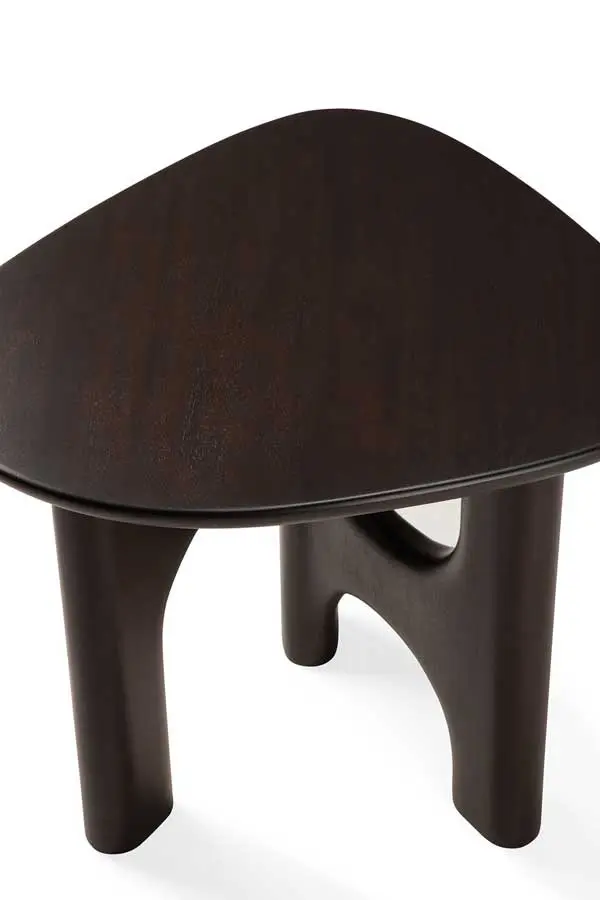 35096_Flow_side_table_mahogany_Rose_Brown_pebble_det01_cut_WEB.webp