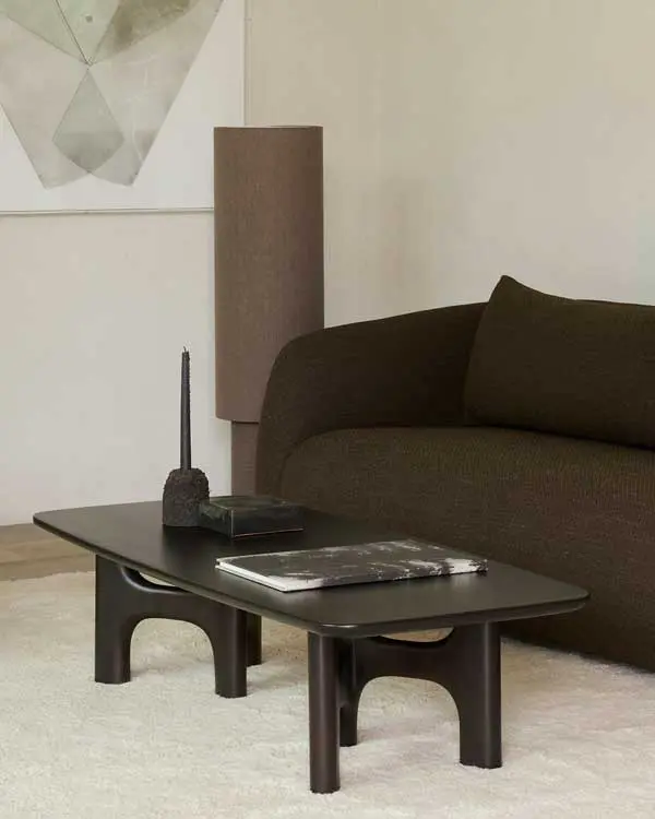 35097_Flow_coffee_table_Rose_Brown_21405_Figur_sofa_Chocolate_21755_Dunes_rug_Sand_PLP.webp