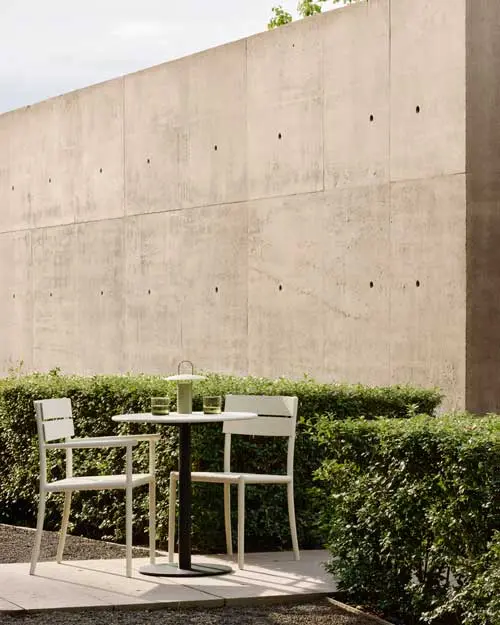 60141_Blend_outdoor_dining_table_Light_Grey_Dark_Bronze_base_60574_Elin_outdoor_dining_chair_Sand_web.webp