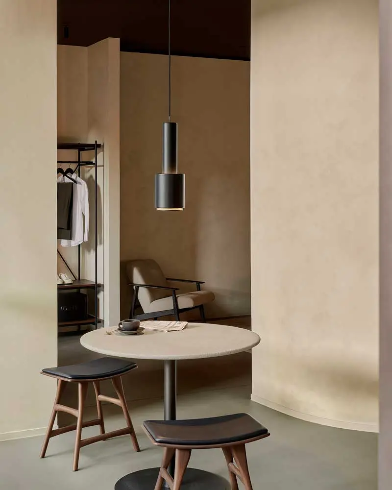 26516_Blend_dining_table_Off_White_top_round_Dark_Bronze_base_10180_Osso_stool_Brown_frame_Black_Leather_cushion_WEB.webp