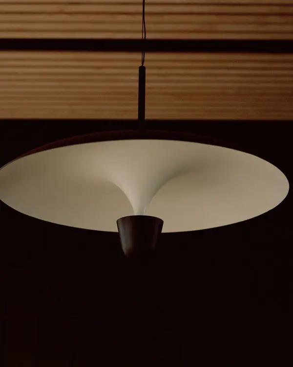 New-Works_Lifestyle_22120_Kantarell-Pendant-Lamp_Ø55_Black_2.webp