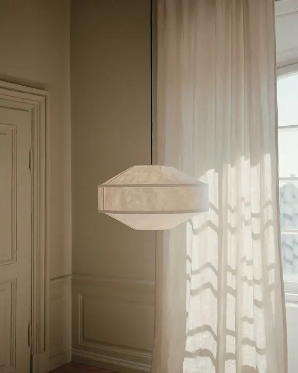 New-Works_Lifestyle_23111_Kite-Pendant-Lamp-55-White_2.webp