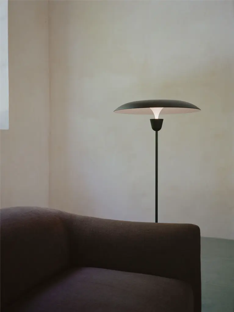 New-Works_Lifestyle_22150_Kantarell-Floor-Lamp_Black_1.webp