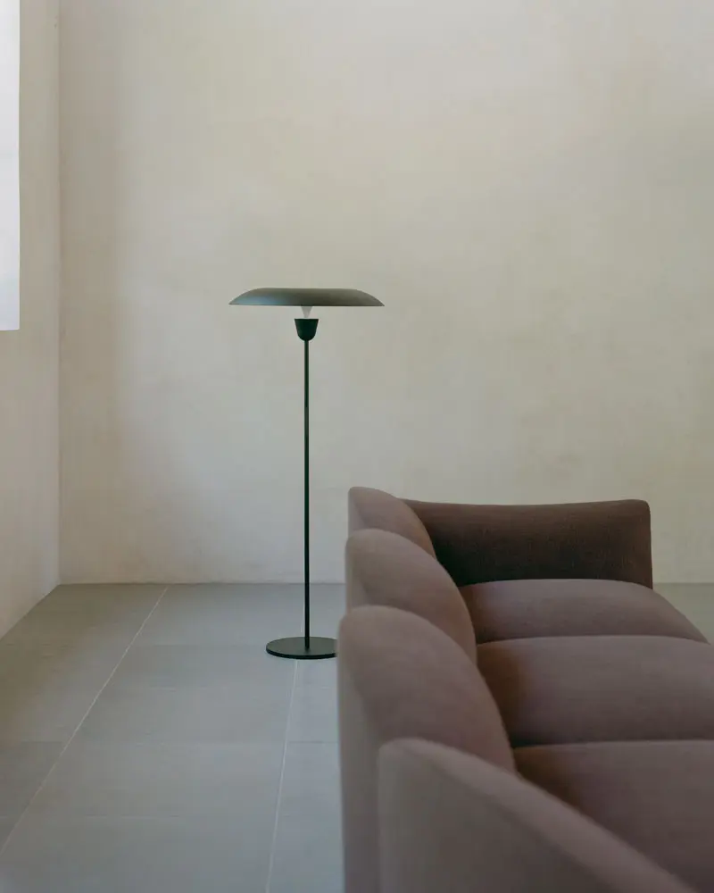 New-Works_Lifestyle_44240_44250_Shore-Modular-Sofa_22150_Kantarell-Floor-Lamp_Black.webp