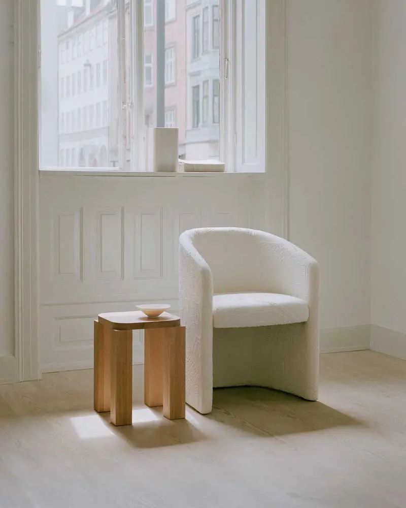 newworks_lifestyle_42730_oak_atlas_stool_+_covent_club_chair.webp