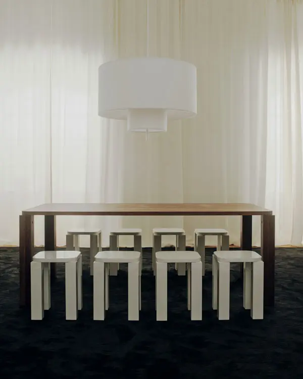 New-Works_Lifestyle_42734_Atlas-Stool_Creme_42711-Atlas-Dining-Table_Natural-Oak_21321_Margin-Pendant-Lamp_O70_White-Canvas.webp