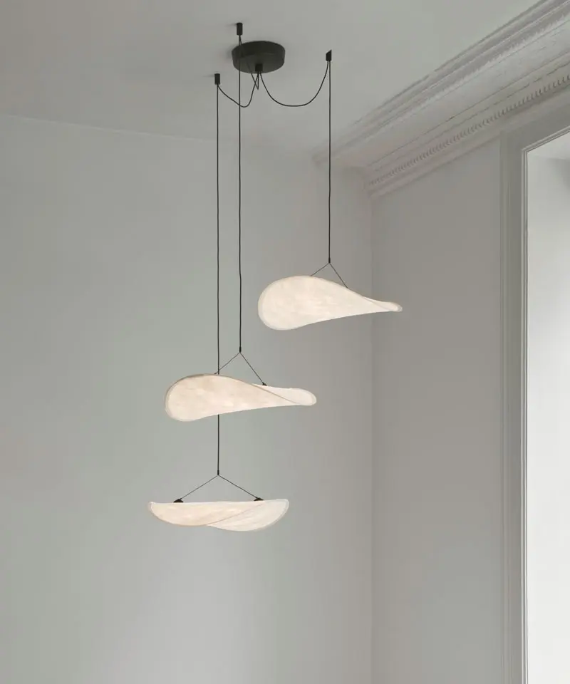New-Works_Lifestyle_23010_Tense-Chandelier_Tyvek_Oe55cm.webp
