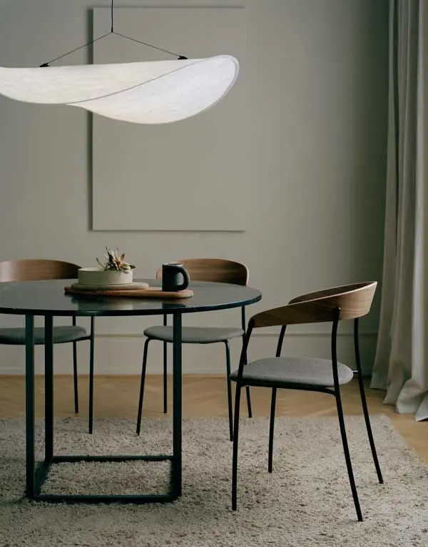 New-Works_Spring_2021_Tense-Pendant_Ø90_Florence-Dining-Table_Ø120_Black-Marquina_Missing-Chair_Walnut_2_Winter.webp