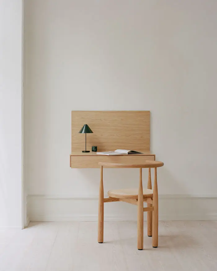 newworks_lifestyle_42420_oak_tana_wall_mounted_desk_bukowski_brolly_2.webp