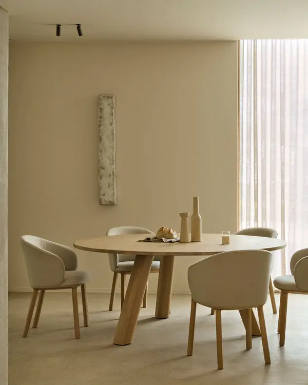 50701_Unda_dining_table_Oak_50695_Unda_dining_chair_Oak_Salt_fabric_WEB.webp