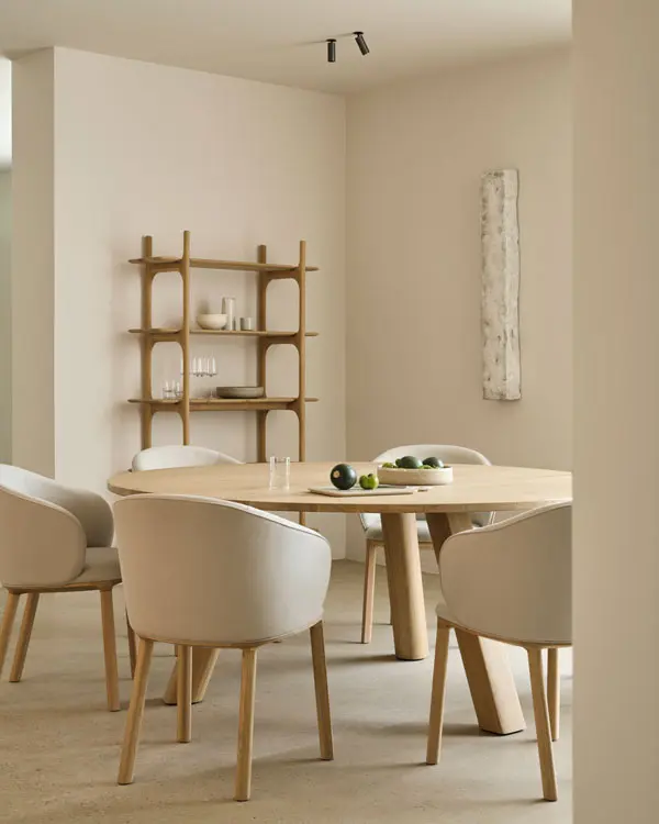 50701_Unda_dining_table_oak_50695_Unda_dining_chair_oak_Salt_fabric_51347_PI_rack_Oak_WEB.webp
