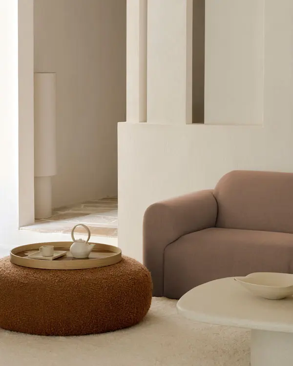 20018_Bulky_modular_sofa_Light_Sepia_fabric_20168_Orb_pouf_Cinnamon_dolly_wave_fabric_21754_Dunes_Rug_Sand_WEB.webp