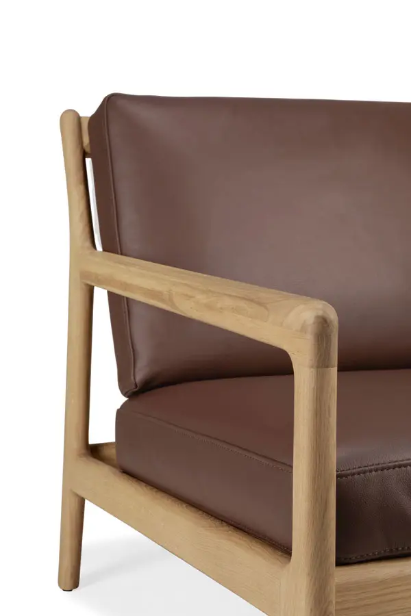 50494_Jack_lounge_chair_varnished_oak_Burgundy_leather_det02_cut_HQ.webp