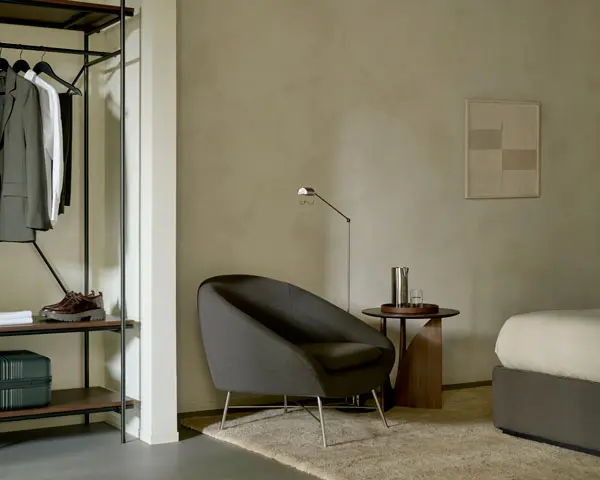 20089_Barrow_lounge_chair_Paon_fabric_10196_Geometric_side_table_Brown_10101_Oscar_hanging_rack_Teak_1_WEB.webp