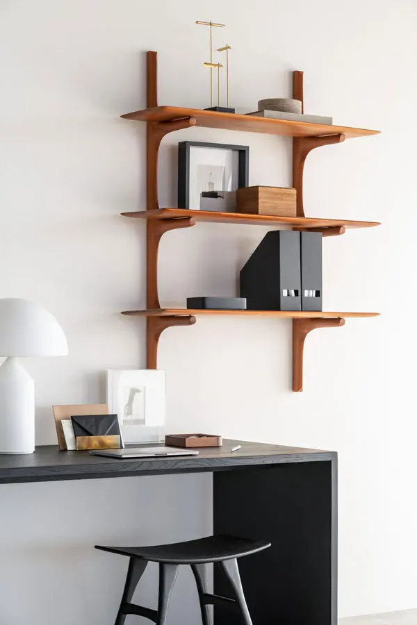 29778_Mahogany_PI_wall_shelf_3shelves_50008_Oak_U_black_desk_53040_Oak_Osso_black_stool_HQ.webp