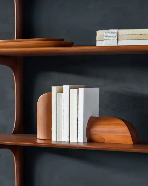 29770_PI_Bookends_mahogany_29778_PI_wall_shelf_3_shelves_mahogany_29744_Thin_oval_boards_mahogany_WEB.webp
