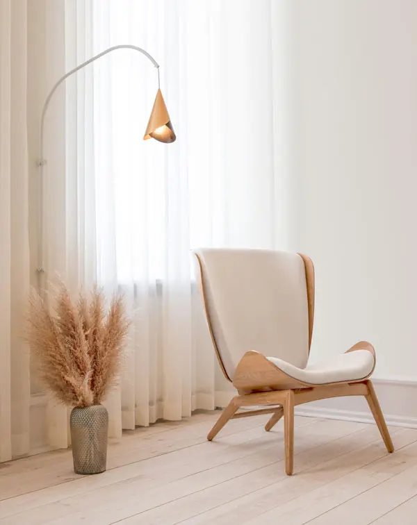 UMAGE_lifestyle_The-Reader_oak_white-sands_(2).webp