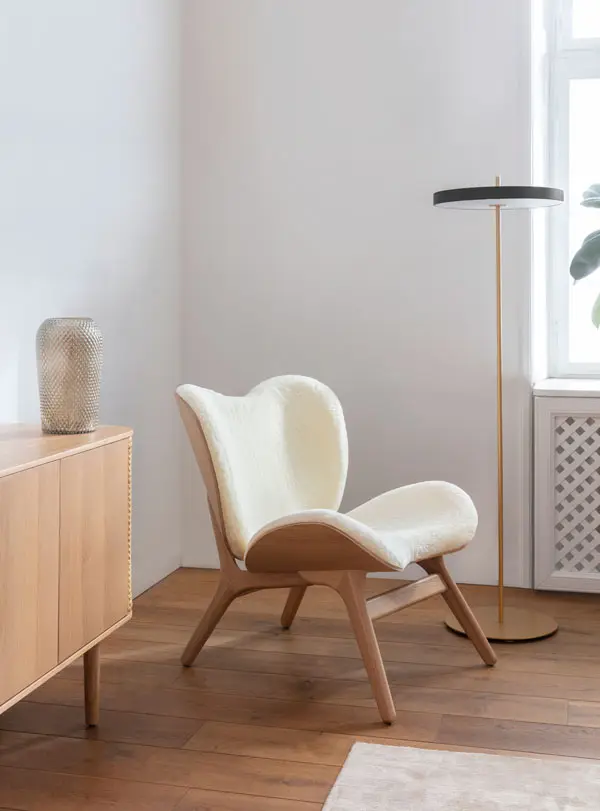UMAGE_lifestyle_A-Conversation-Piece_oak_teddy-white_Treasures_oak_Asteria-floor_black.webp