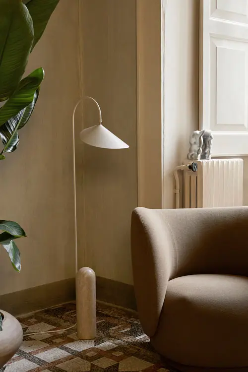 fermLIVING_SS23_RicoLoungeChair_GrainCaramel_1104267947_ArumFloorLamp_110167693_110370693_image_01.webp