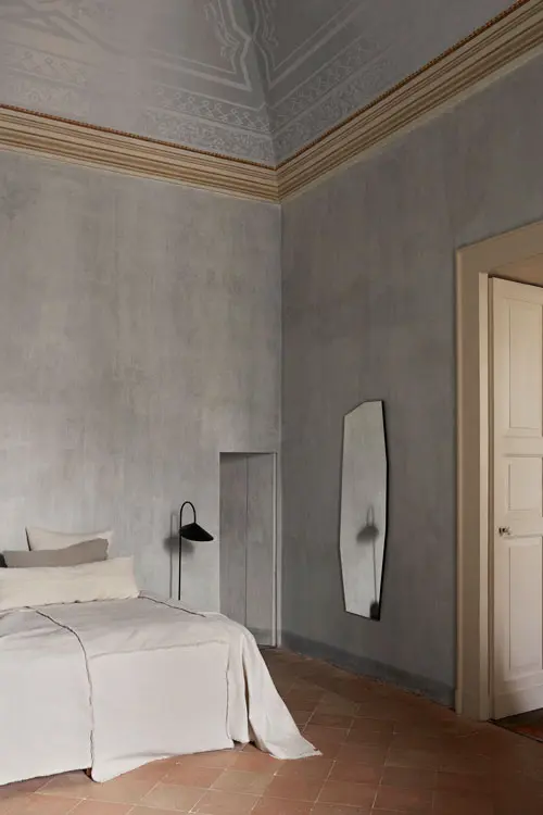 fermLIVING_SS23_ShardMirrorFullSize_1104267264_OffsetBedspread_1104267607_image_01.webp