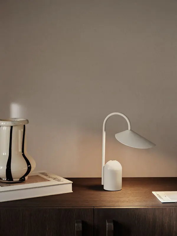 fermLIVING_SS24_ArumPortableLamp_Cashmere_1104269285_1.webp
