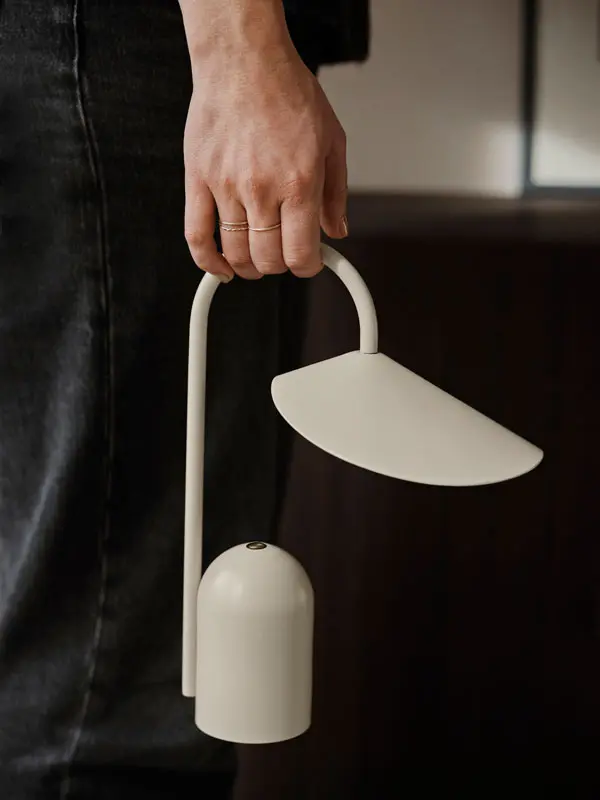 fermLIVING_SS24_ArumPortableLamp_Cashmere_1104269285_2.webp