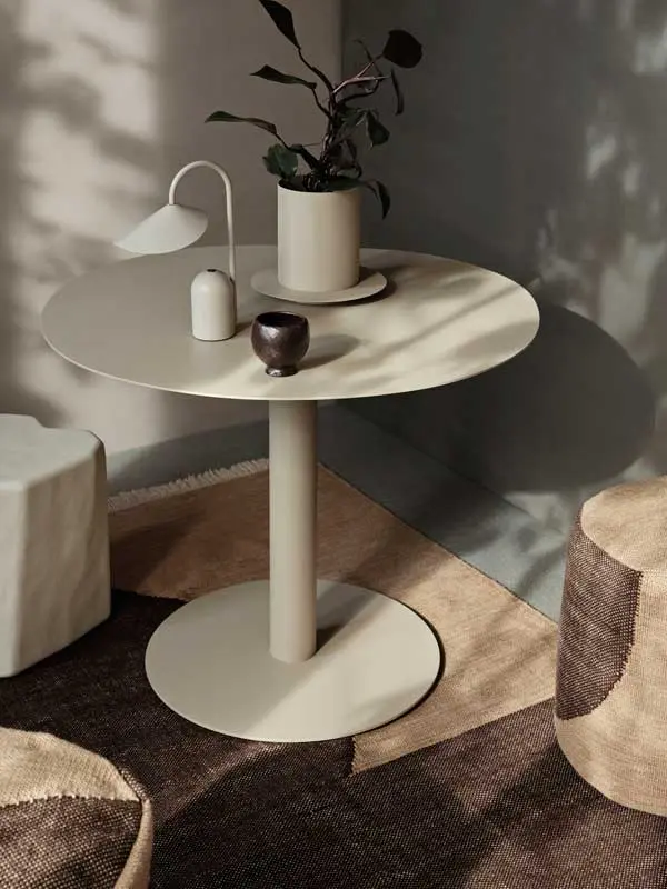 fermLIVING_SS24_PondDiningTable_Cashmere_1104267562_AuranPotSamll_Cashmere_1104269270_ArumPortableLamp_Cashmere_1104269285_1.webp