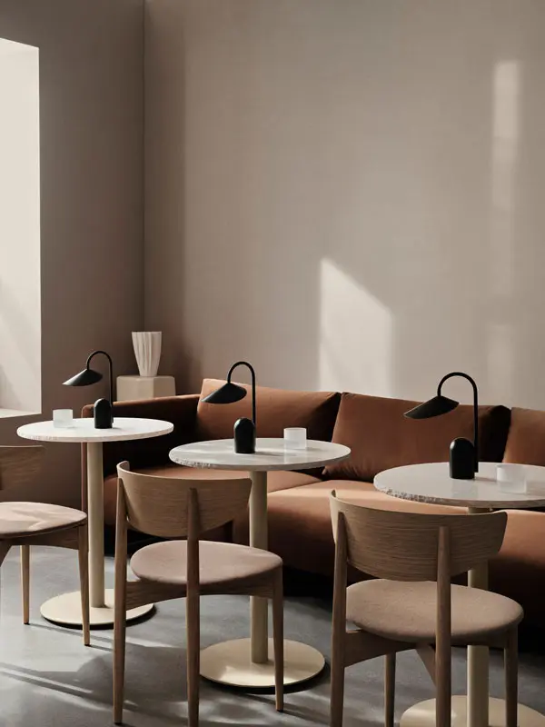 fermLIVING_SS24_MineralCaféTable_BiancoCuriaCashmere_1104267566_HermanDiningChair_NaturalOak_Tonus244_1104268900_1104269558_1104269577_ArumPortableLamp_1104269284_01.webp