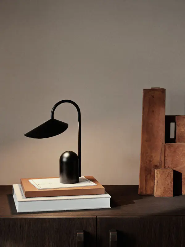fermLIVING_SS24_ArumPortableLamp_Black_1104269284.webp