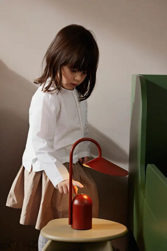 fermLIVING_SS24_ArumPortableLamp_OxideRed_1104269286_2.webp