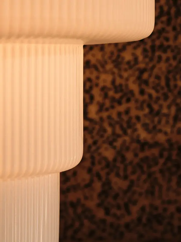 FermLiving_AW26_RippleTableLamp_White_1104273350_3.webp